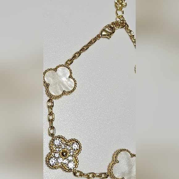 🌟NWOT Designer Inspired Yellow Gold And Mother Of Pearl Clover Bracelet 🌟 - Picture 2 of 5